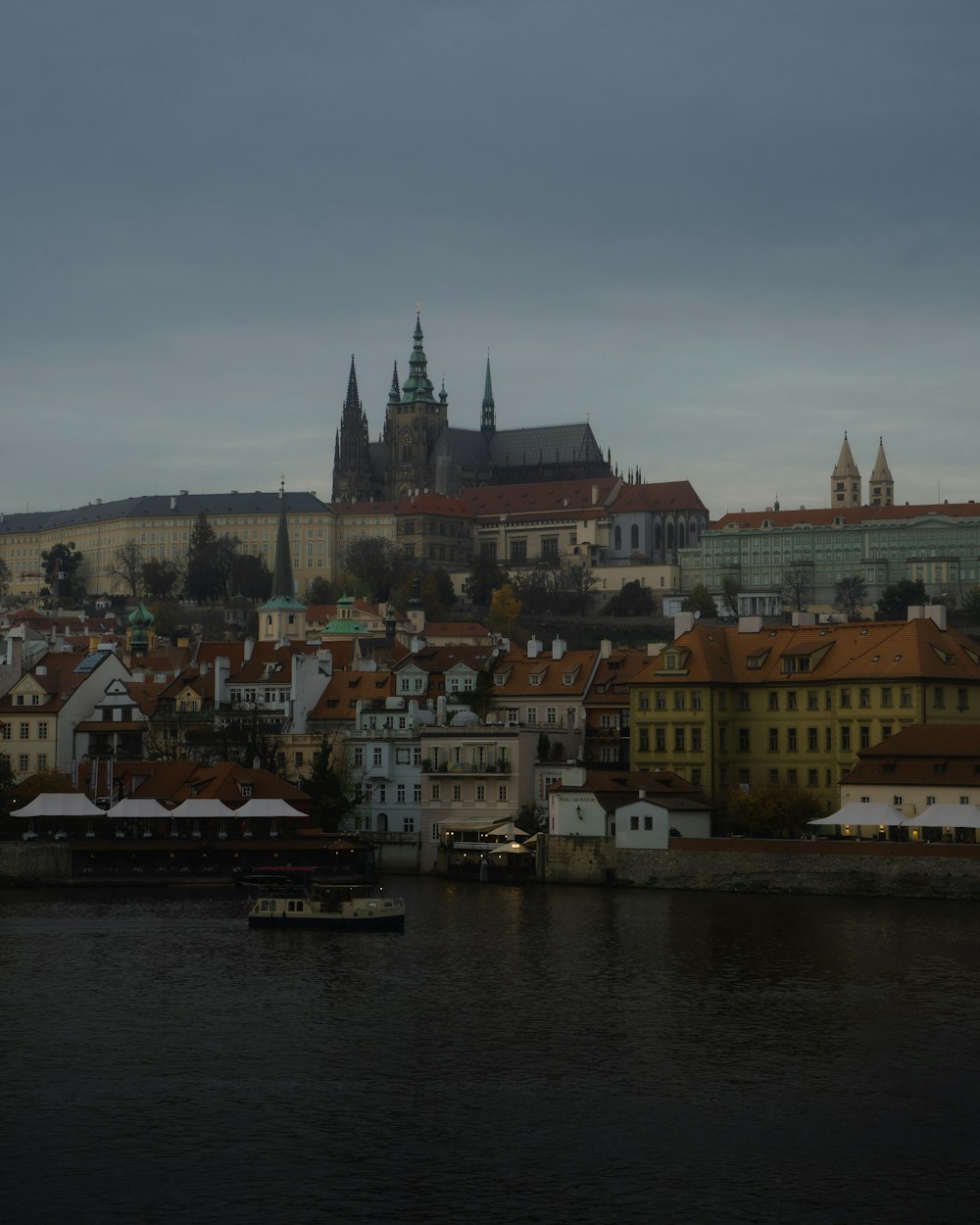 Blick auf eine Stadt von der anderen Seite des Wassers