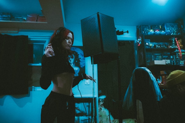 Jamely Alvarez rehearsing with her band in a studio.