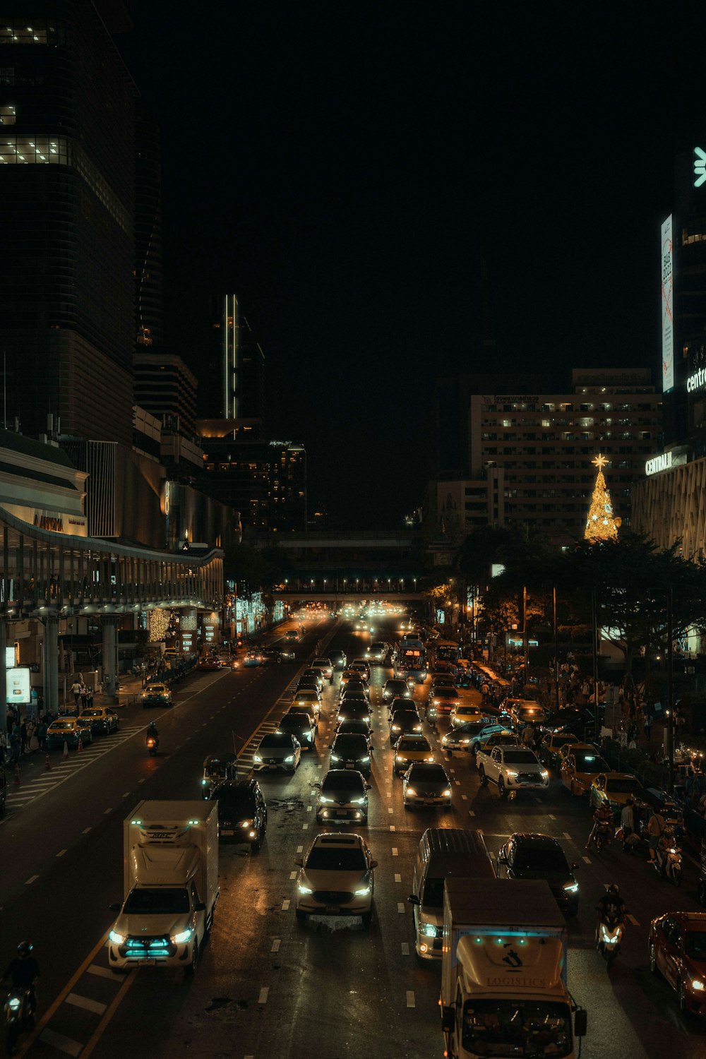 a city street filled with lots of traffic at night