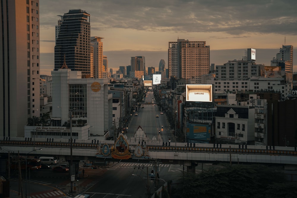 Una vista di una città con edifici alti