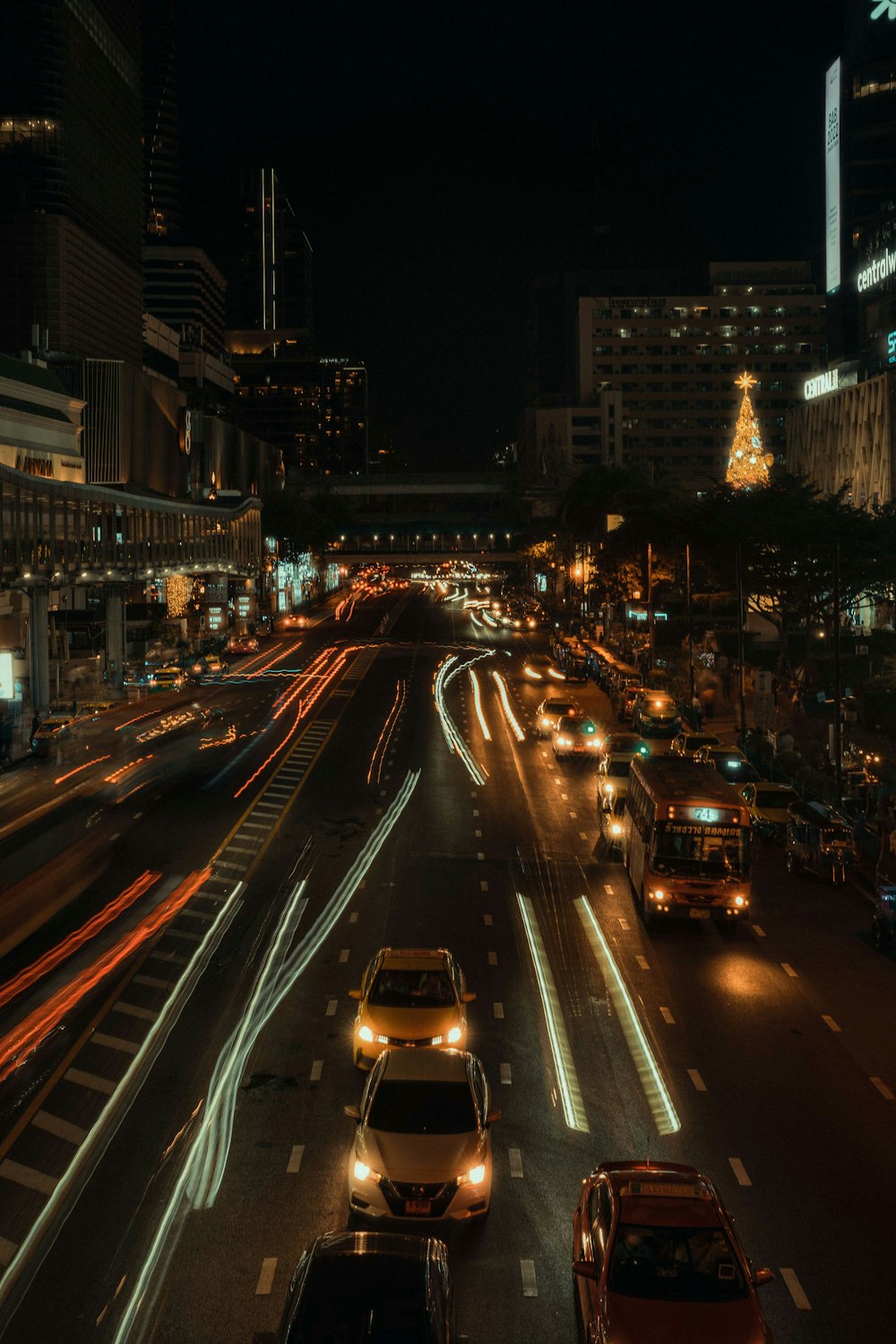 uma rua da cidade cheia de muito tráfego à noite