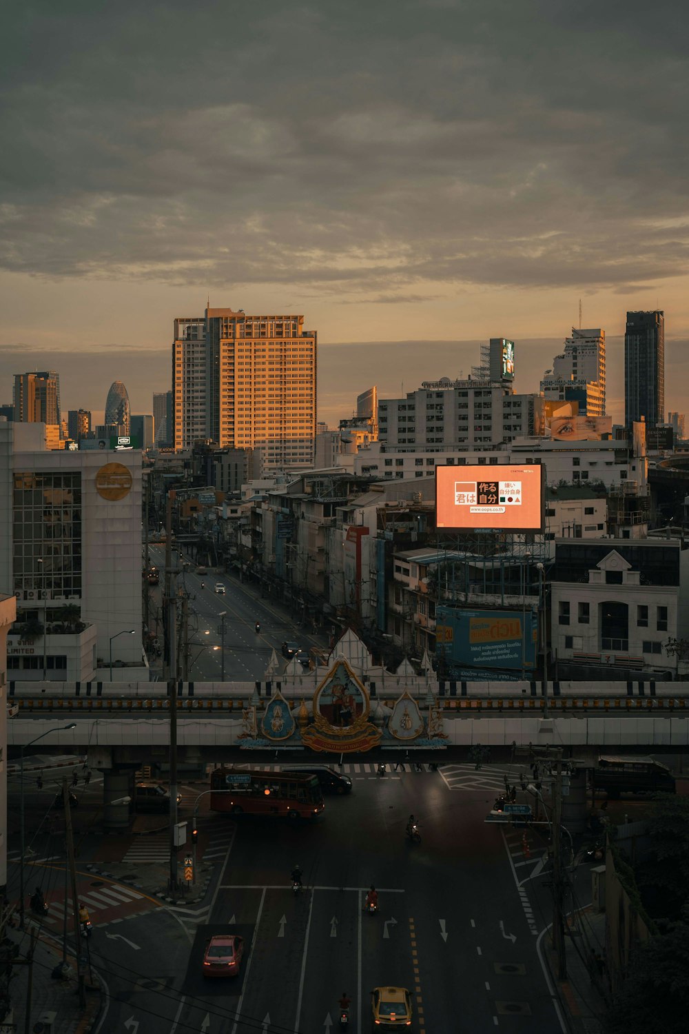 Una vista di una città con edifici alti