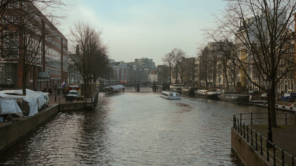 Ein Fluss, der durch eine Stadt fließt, neben hohen Gebäuden