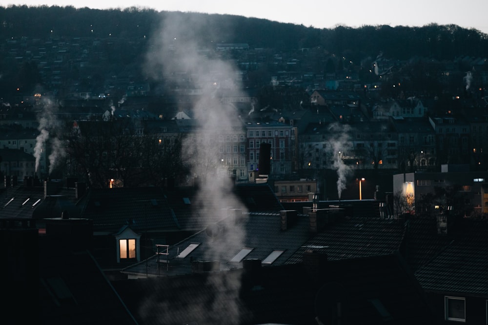 Dampf steigt vom Dach eines Gebäudes in einer Stadt auf