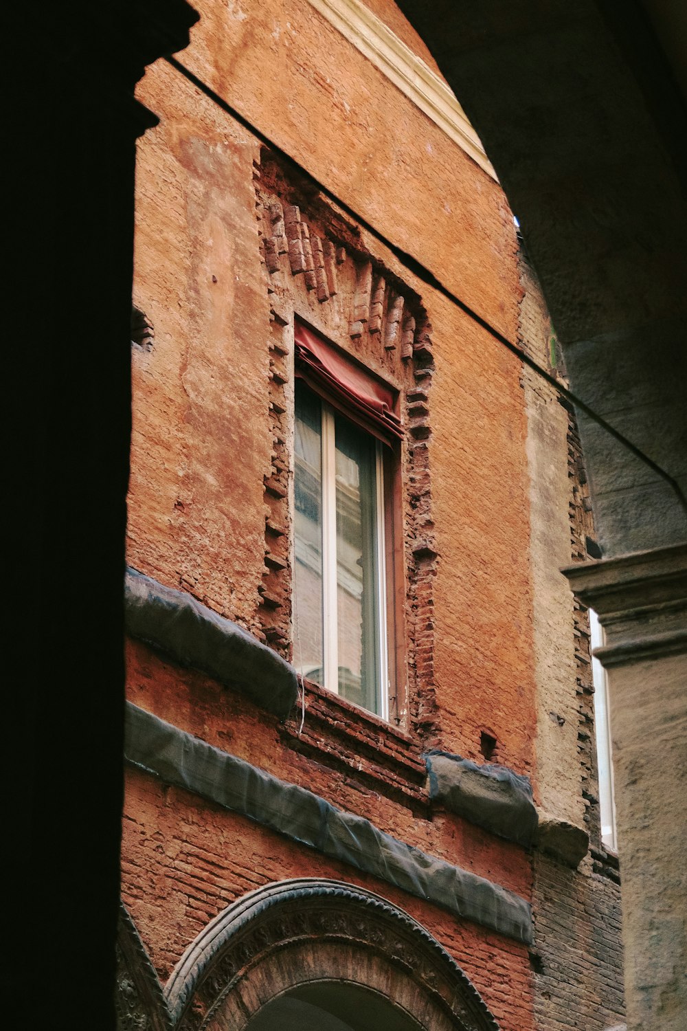 ein rotes Backsteingebäude mit Bogenfenster