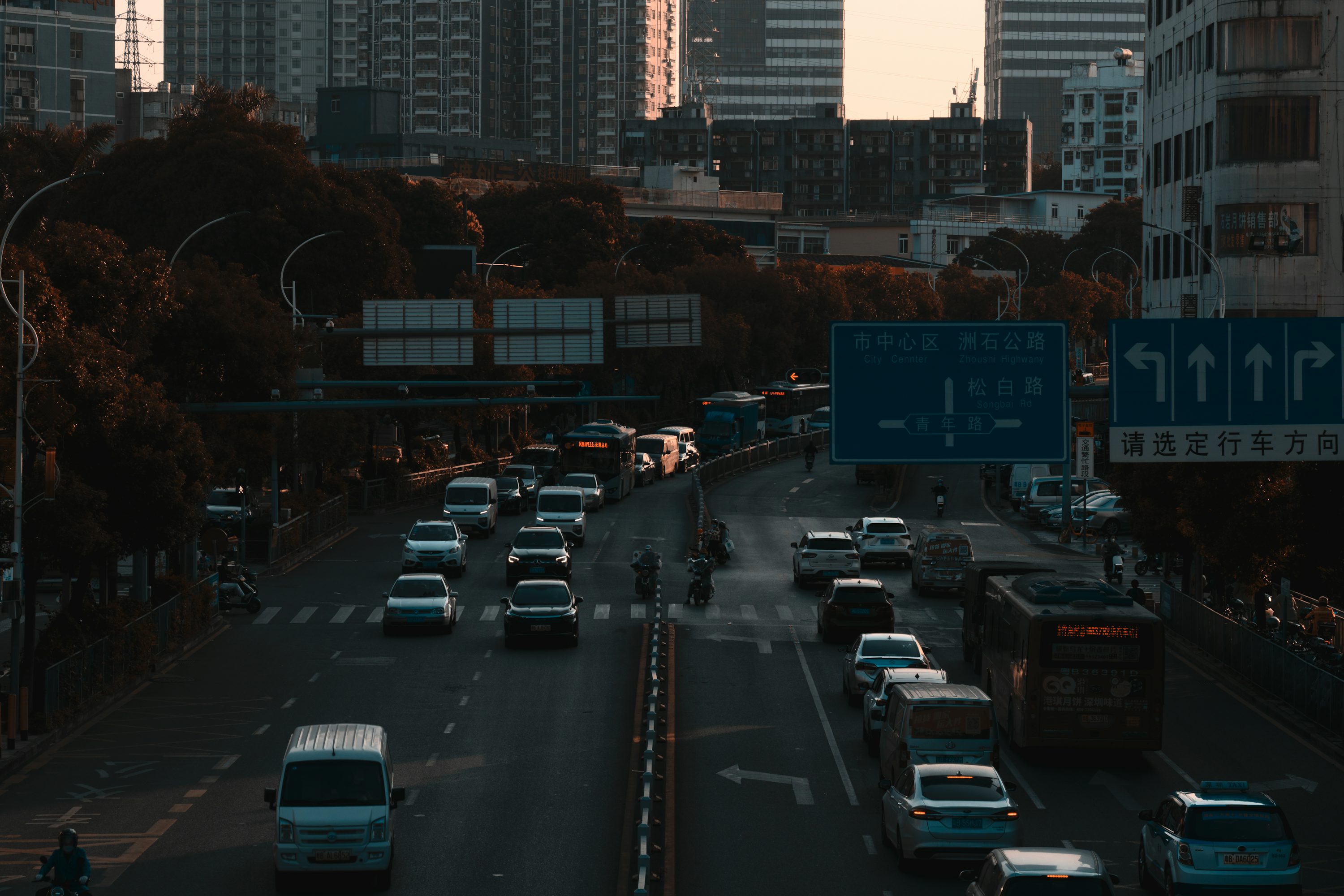 a city street filled with lots of traffic