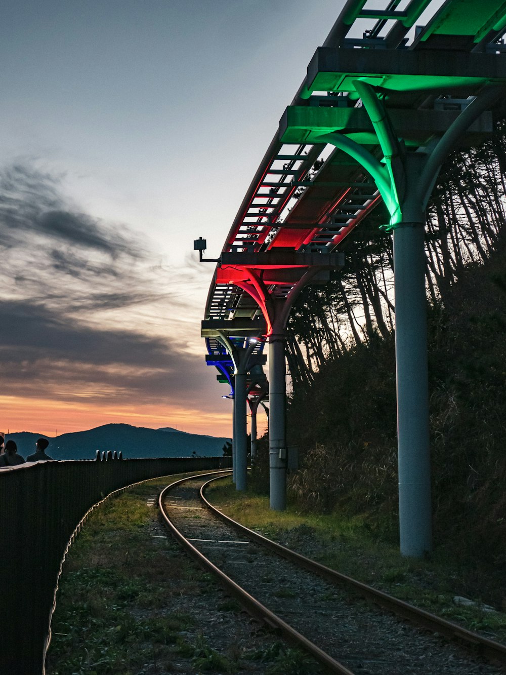 a train track with a green and red light on it