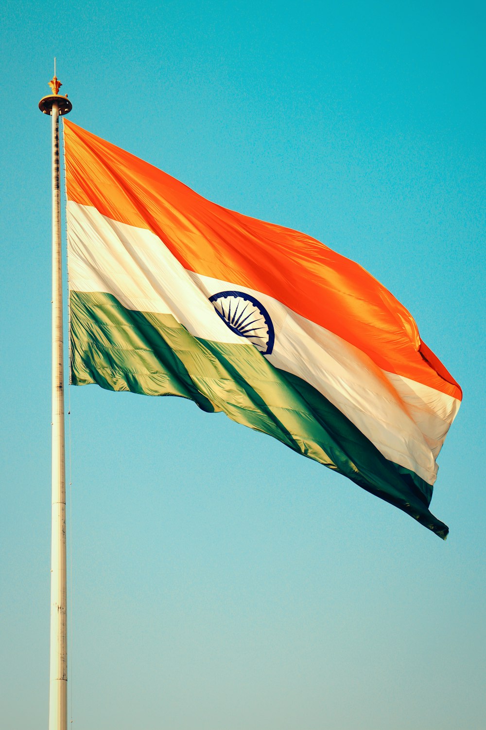 a bandeira indiana está voando alto no céu