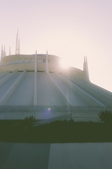 the sun shines brightly on the top of a building