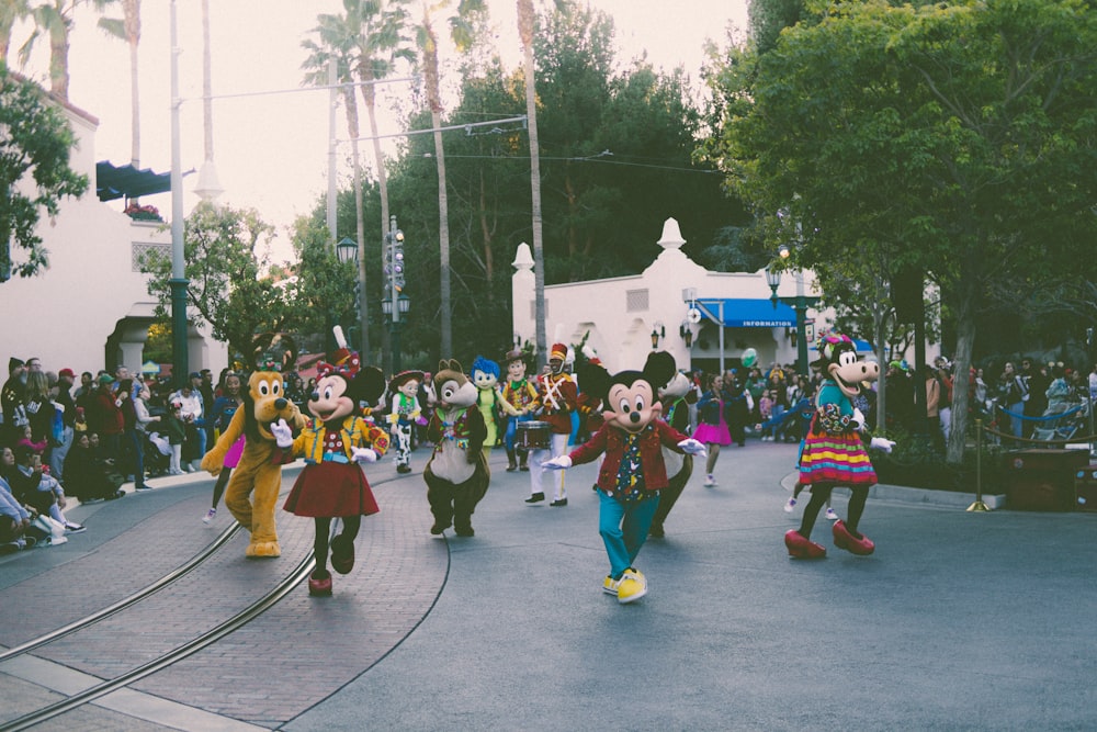 Eine Gruppe von Menschen in Kostümen geht eine Straße entlang