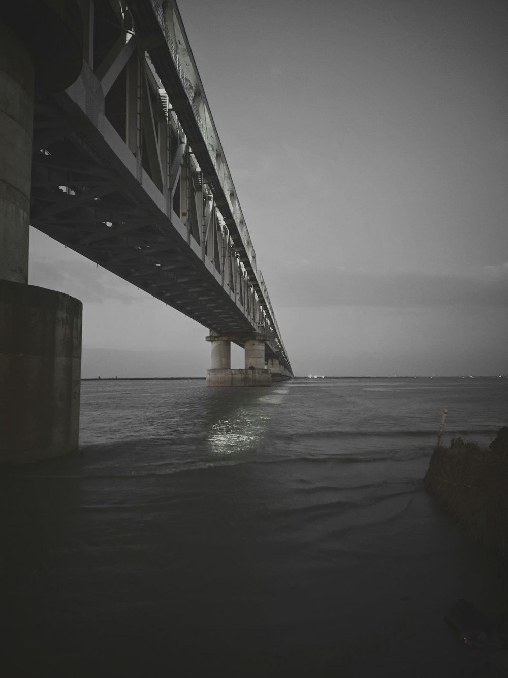 un grande ponte che attraversa uno specchio d'acqua