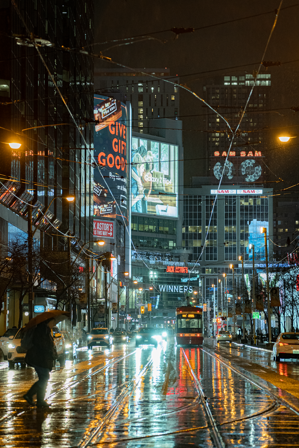 a city street filled with lots of traffic at night