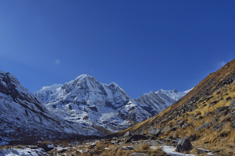 Une chaîne de montagnes enneigée avec un ciel bleu clair