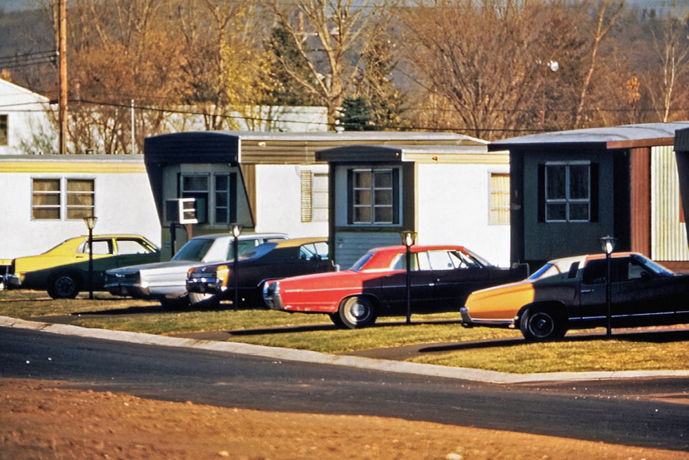 Eine Gruppe von Autos parkt vor einem Haus