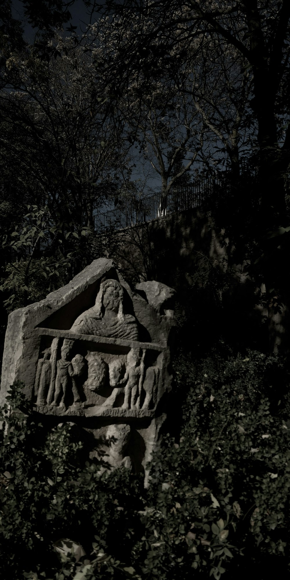 Una escultura de piedra en medio de un bosque