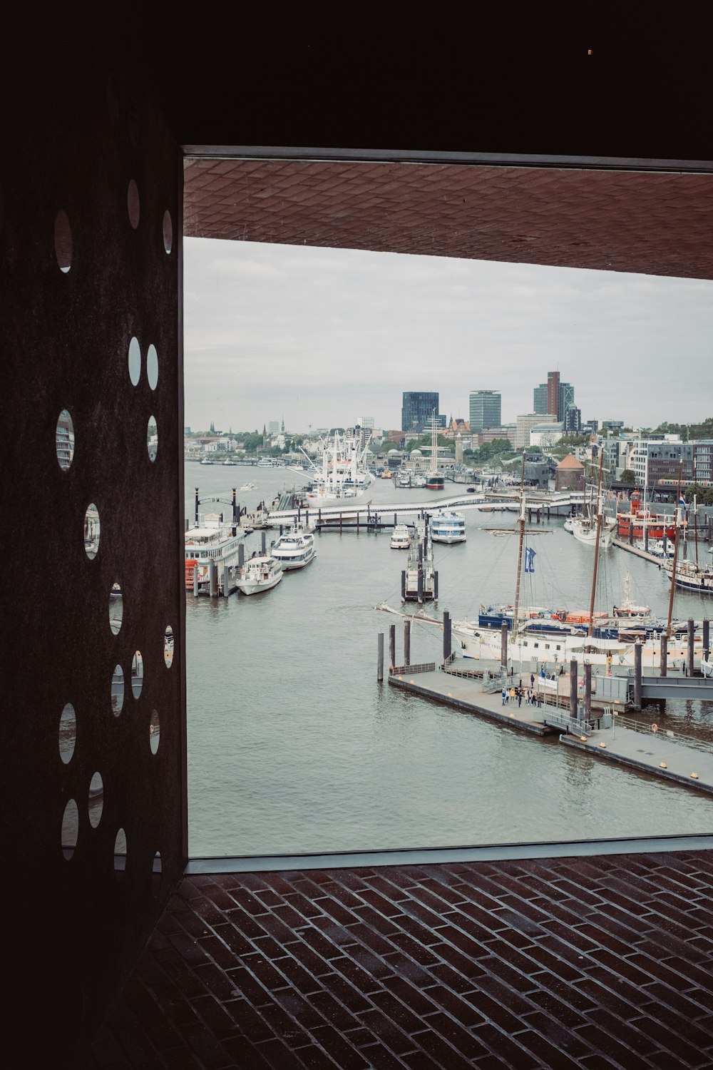 Ein Hafen mit vielen Booten neben einer Stadt