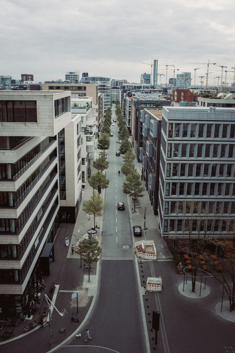 Una vista aérea de una calle de la ciudad con edificios altos