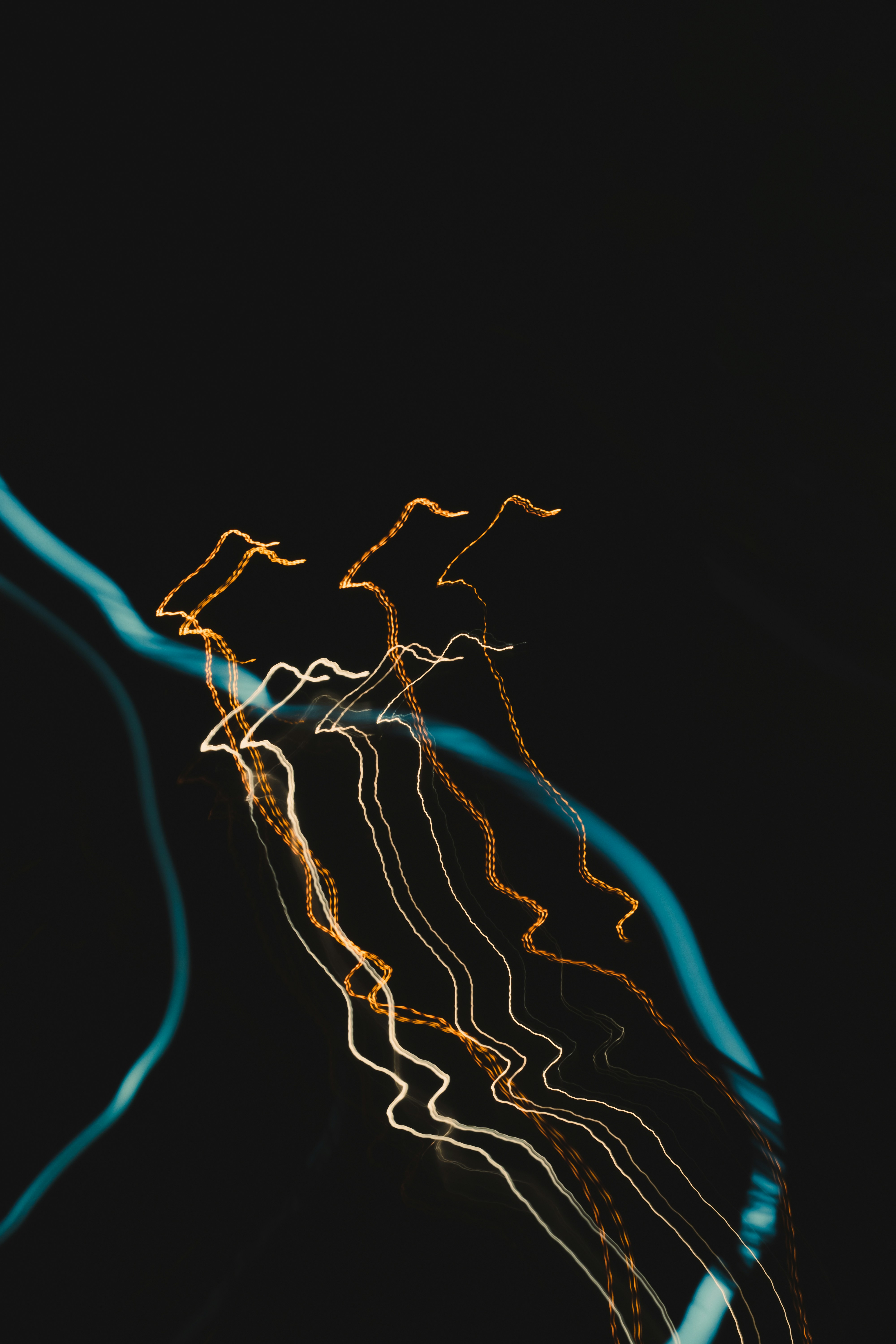 a blurry photo of a street light at night