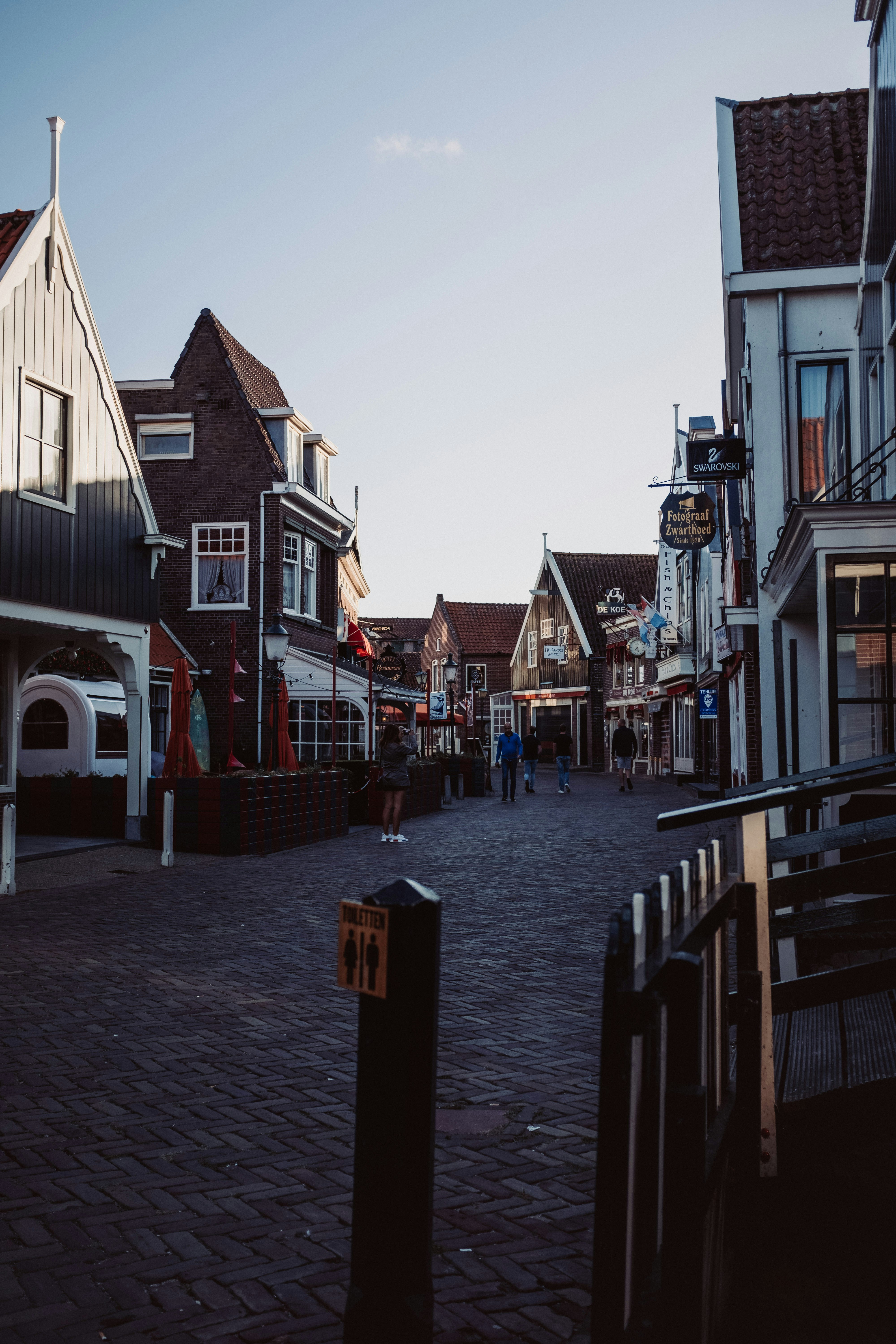 Une rue pavée dans une petite ville