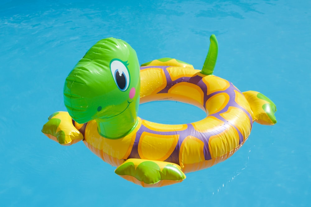 Una tortuga inflable nadando en una piscina