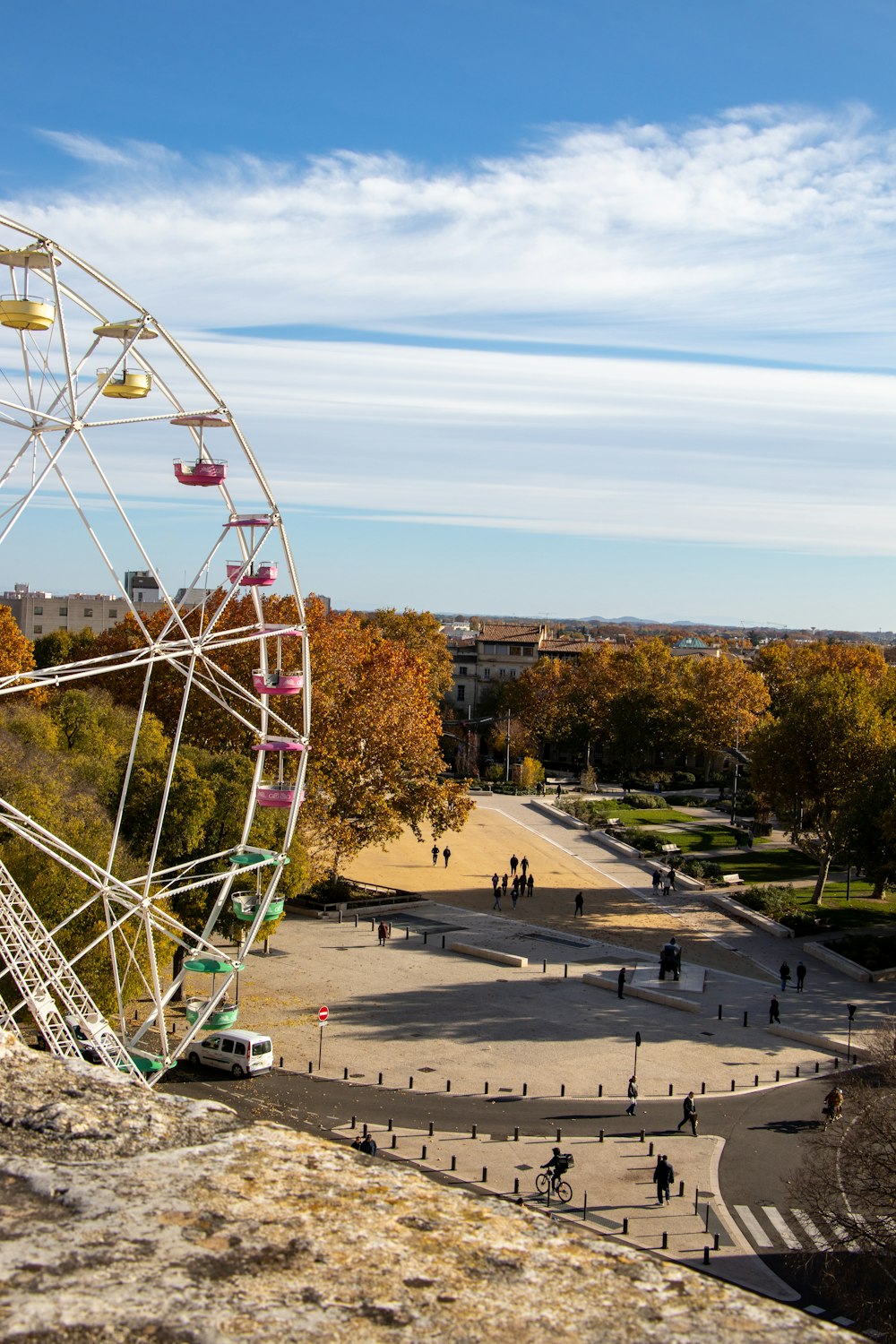 Ein Riesenrad auf einer Steinmauer