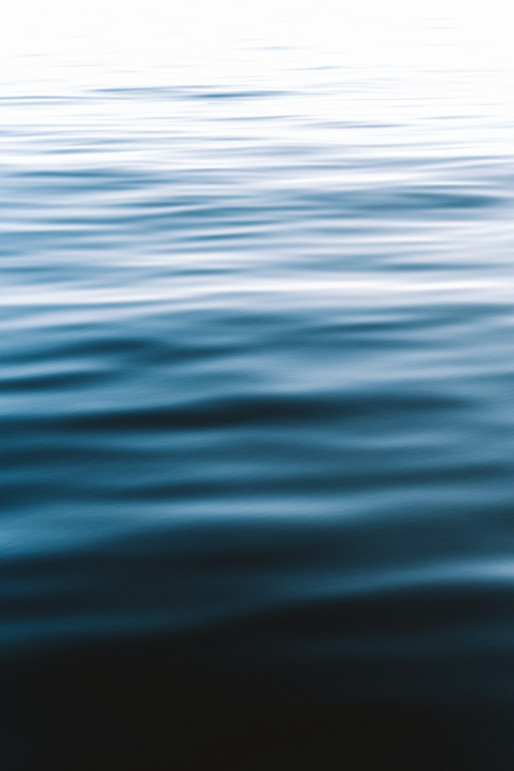 a blurry photo of a body of water