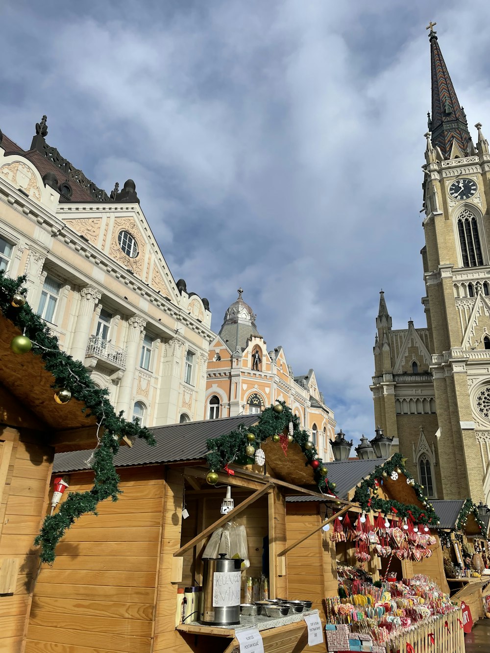 um mercado de Natal em frente a uma grande igreja