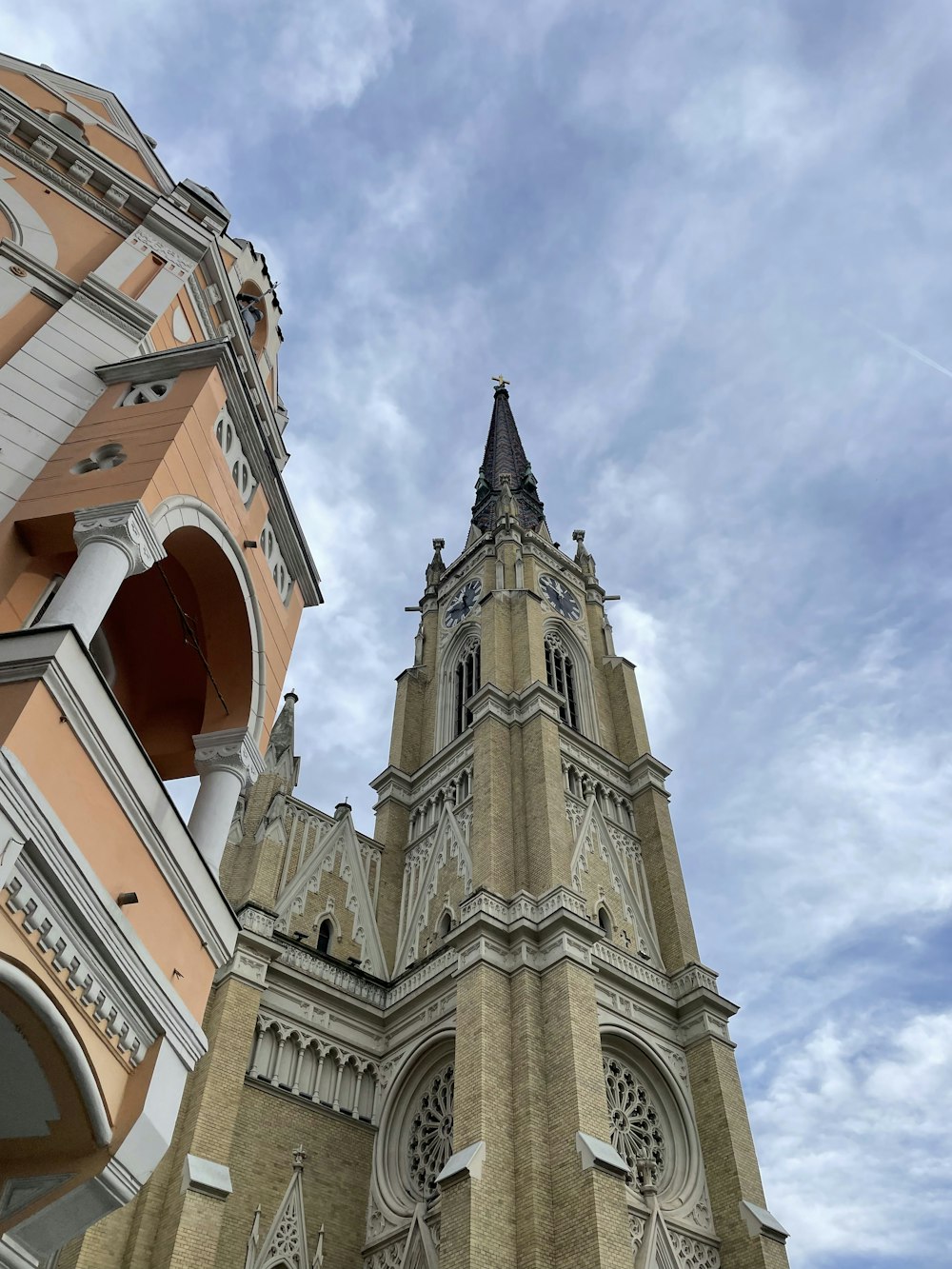 um edifício alto com um relógio ao seu lado