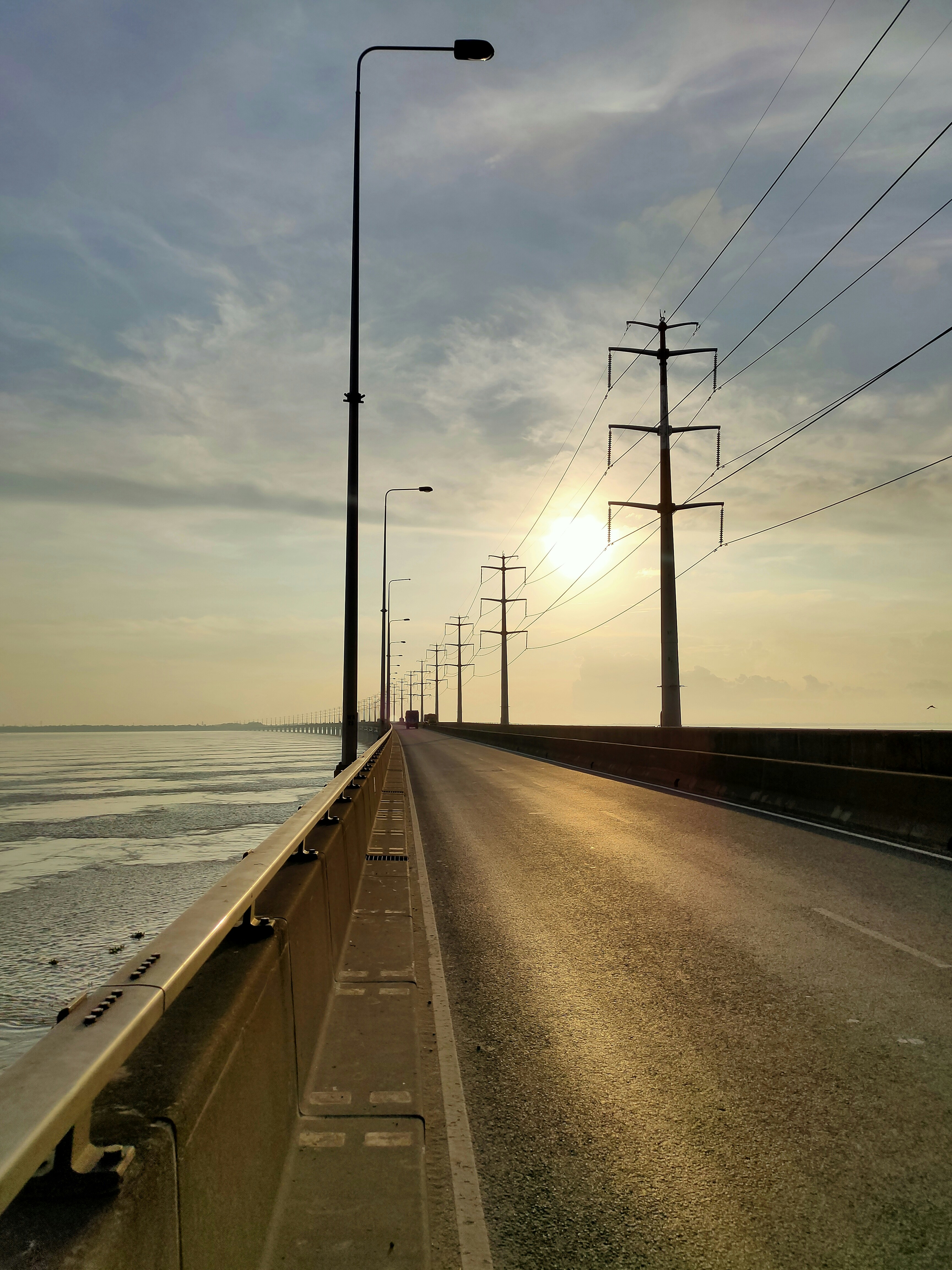 Die Sonne geht über dem Meer auf der Straße unter