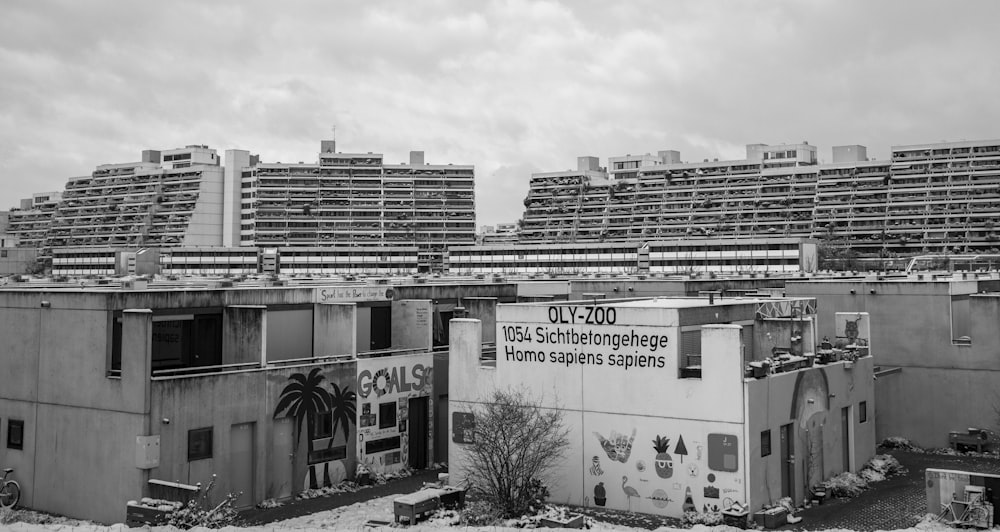 a black and white photo of some buildings