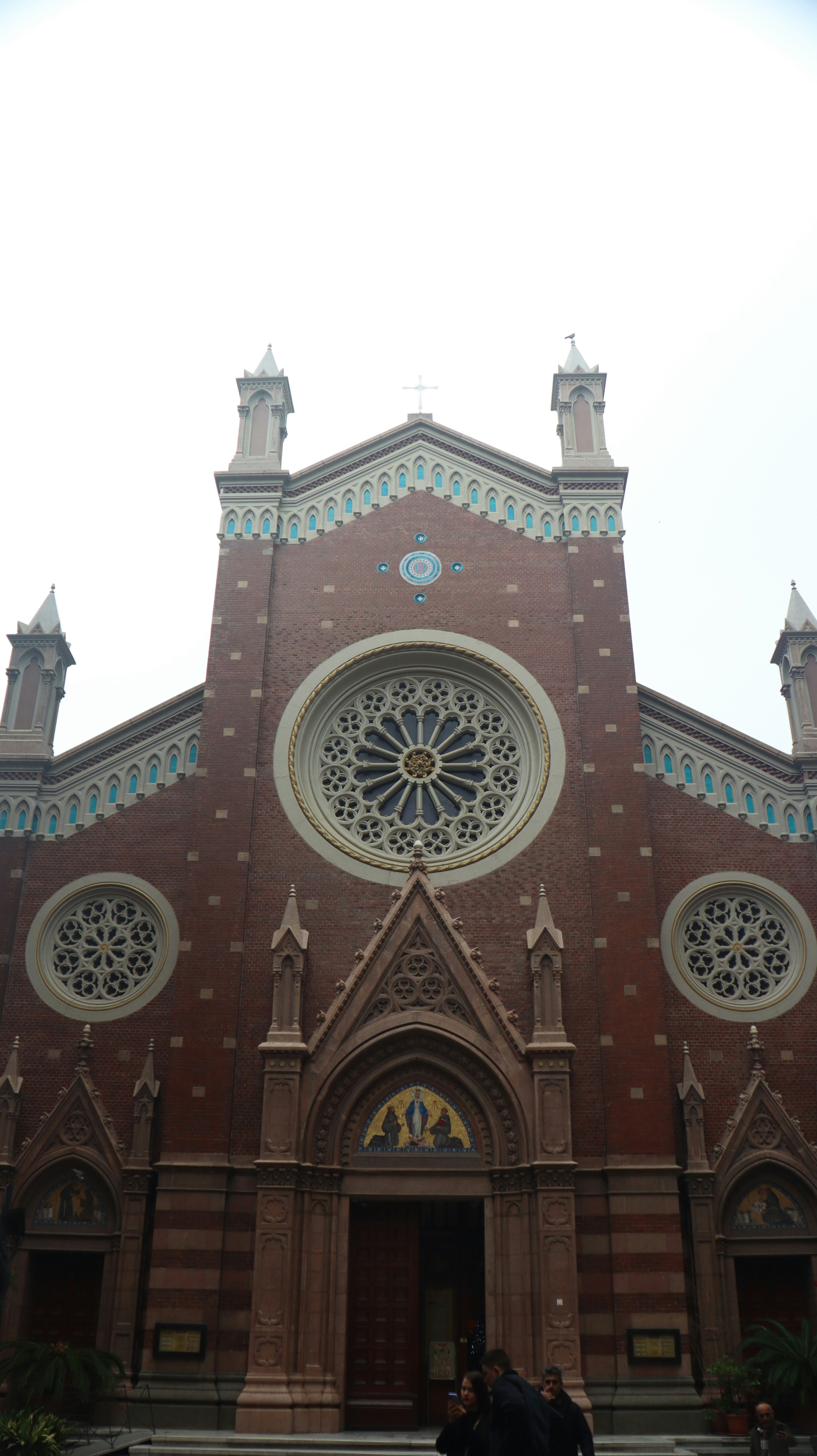 Dos personas de pie frente a una iglesia