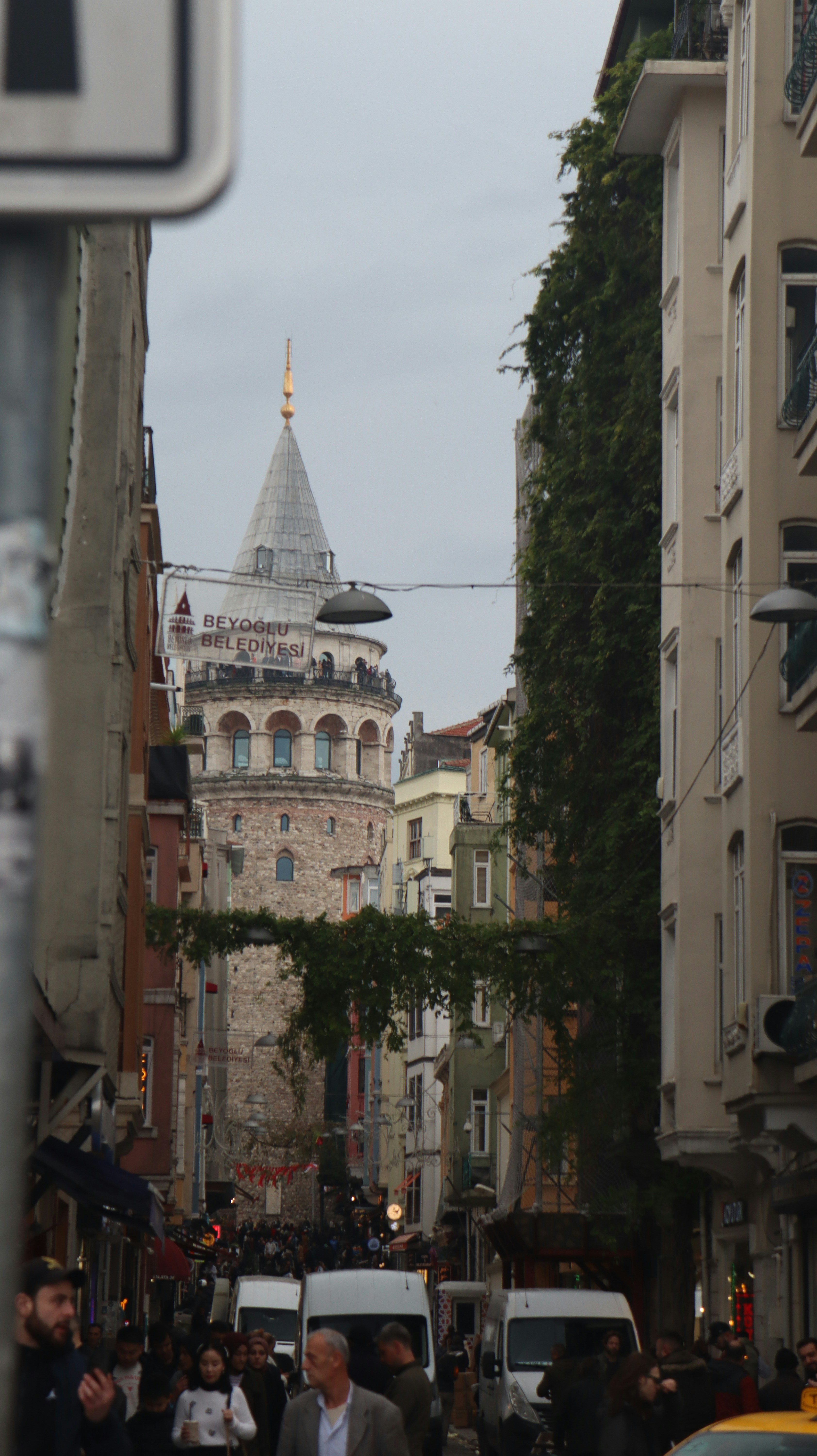Un grupo de personas caminando por una calle junto a edificios altos
