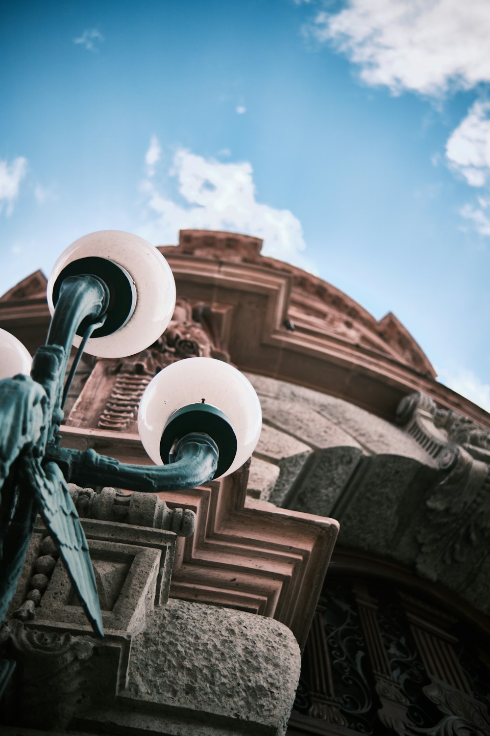 um close up de uma luz de rua em frente a um edifício