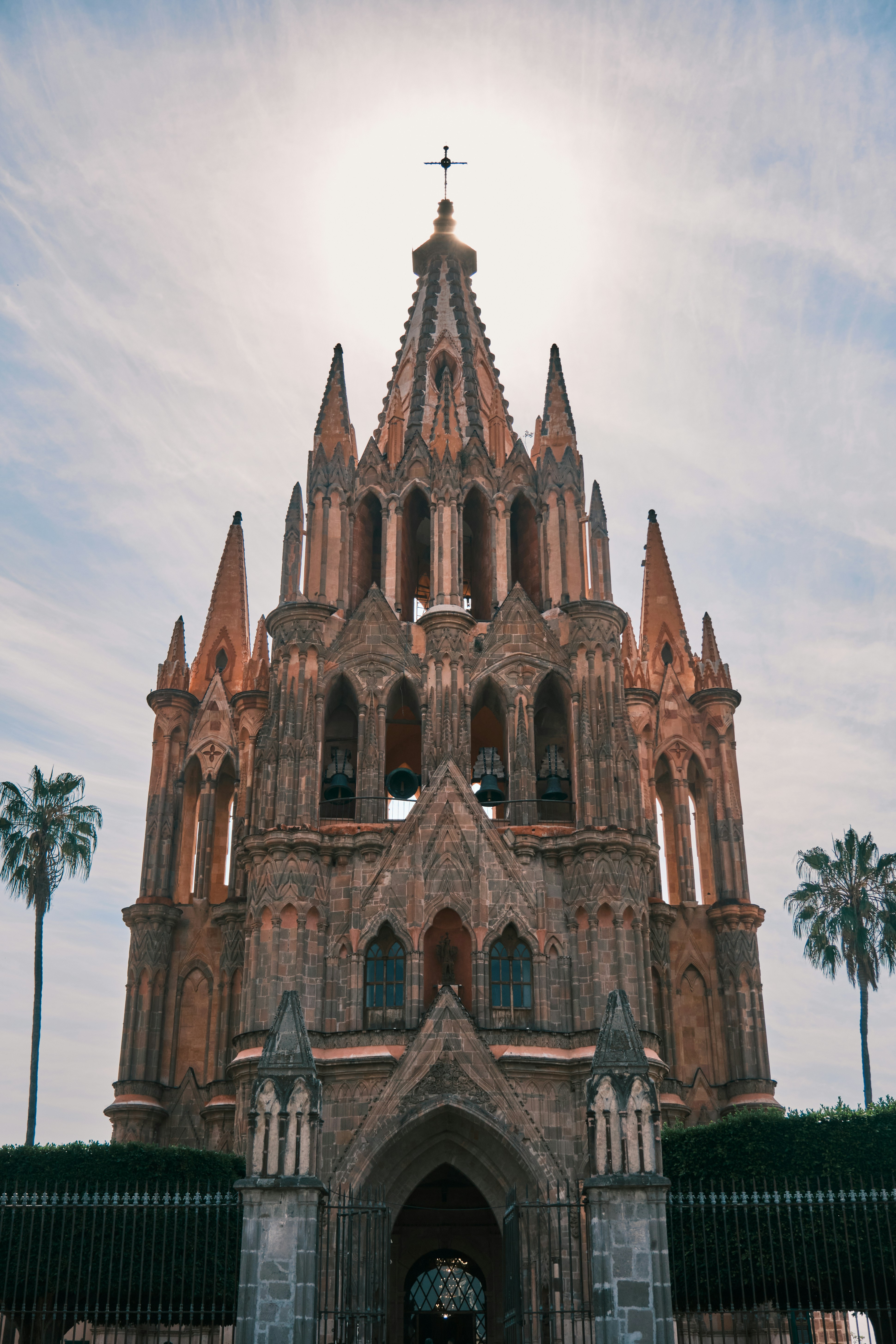 um edifício muito alto com uma cruz em cima dele