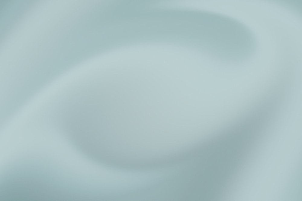 Foto Uma foto desfocada de um fundo azul claro – Imagem de Branco grátis no  Unsplash