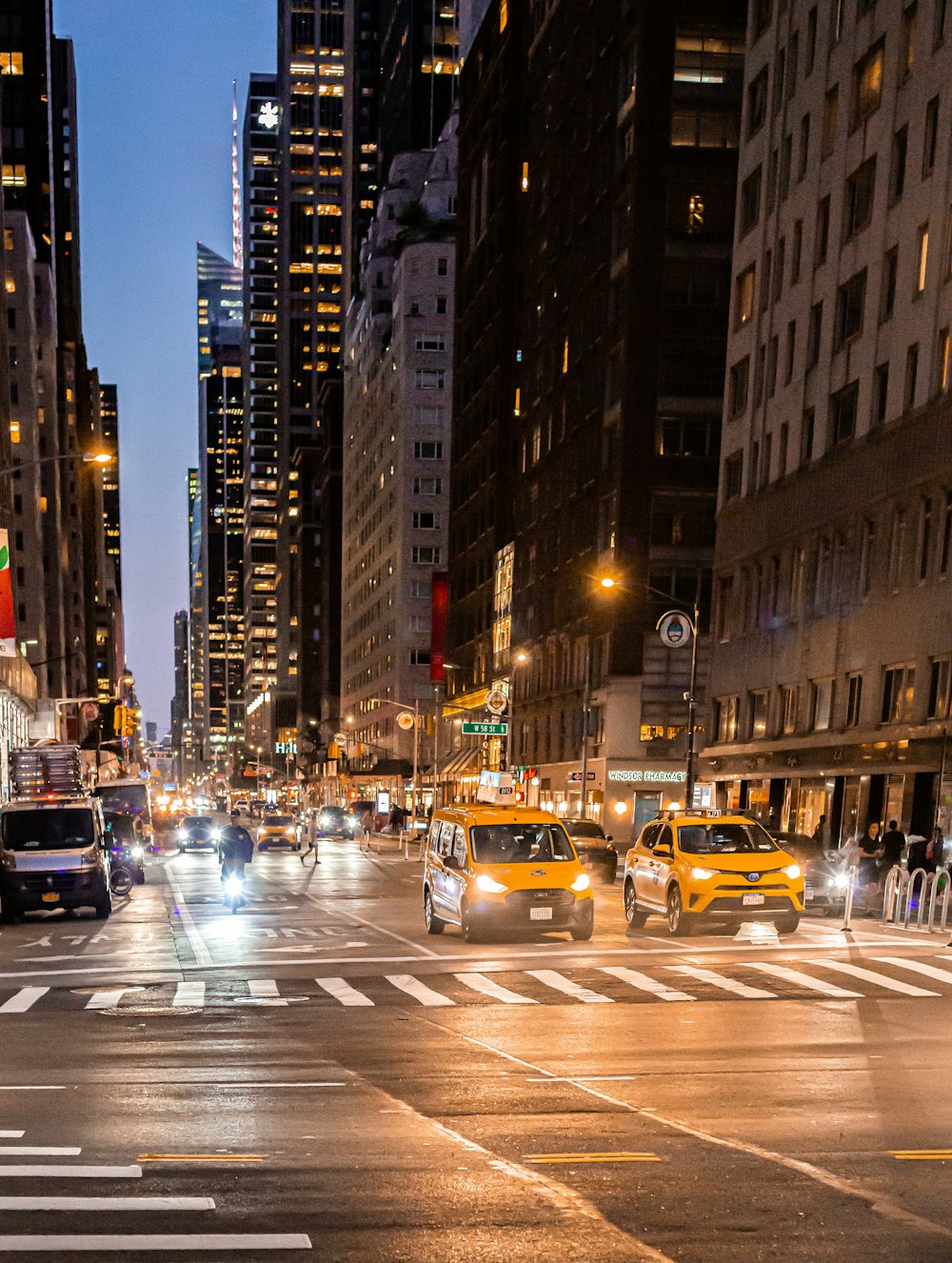 a city street filled with lots of traffic at night