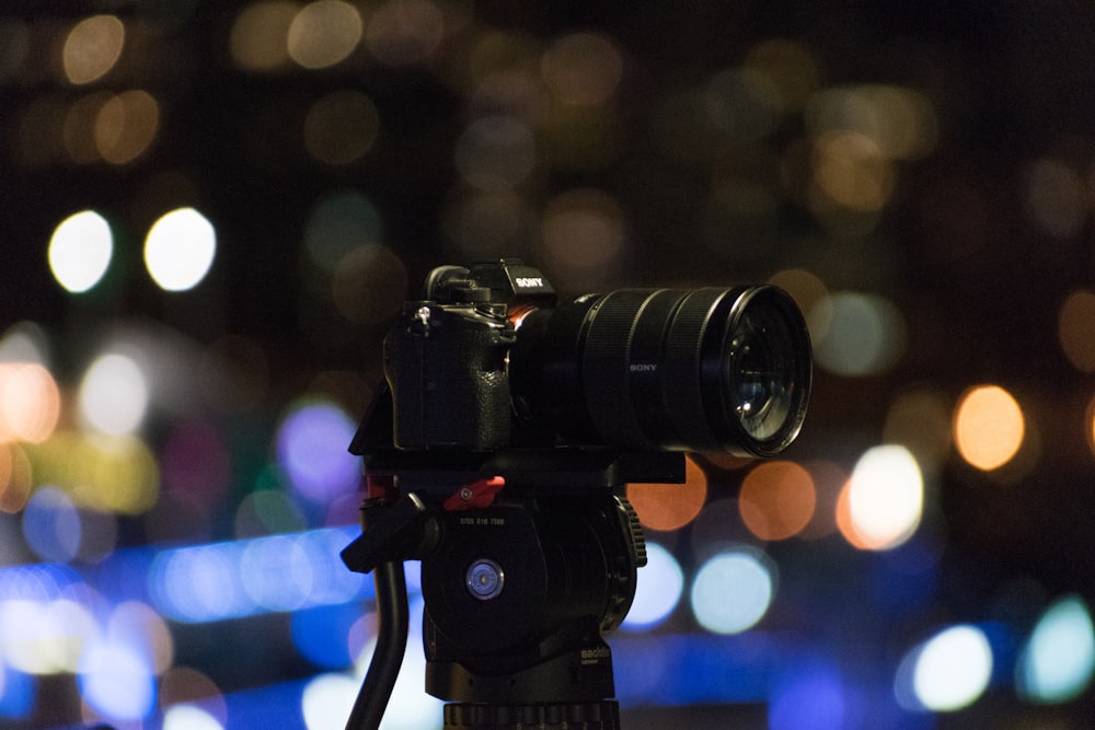 a camera on top of a tripod with a blurry background