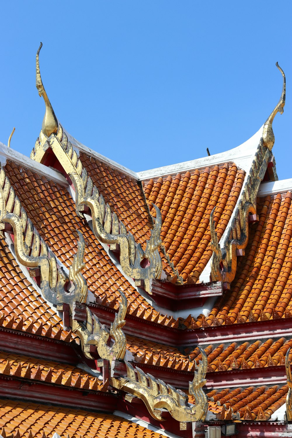 the roof of a building with dragon decorations on it