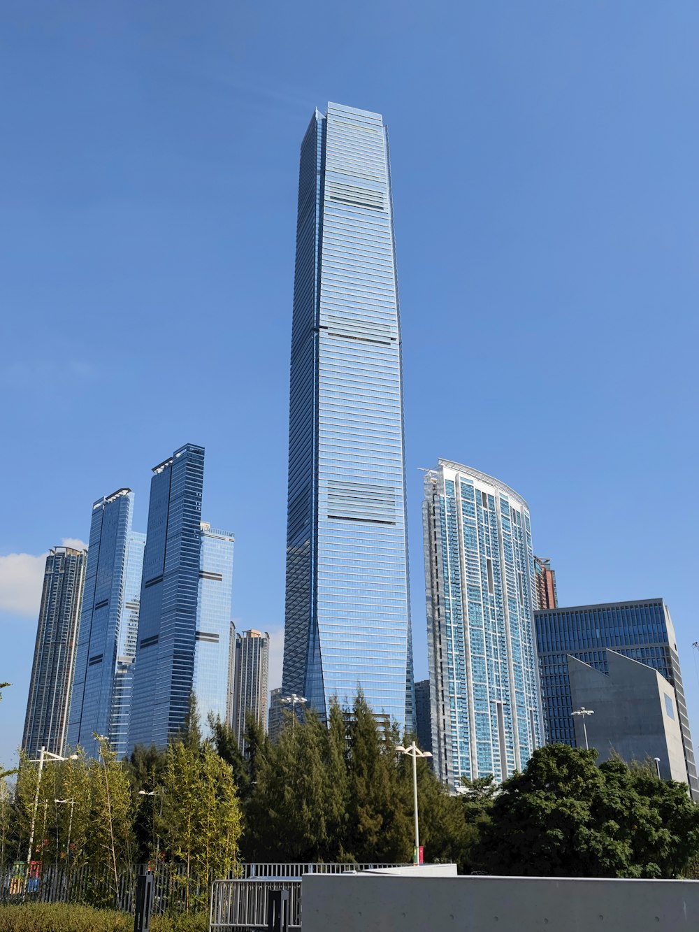 Un edificio alto che domina una città piena di edifici alti