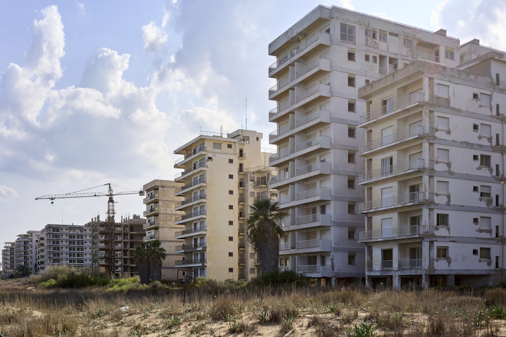 un grand bâtiment blanc assis au sommet d’une plage de sable