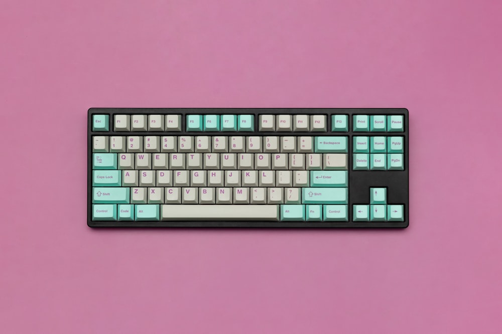 ピンクの背景に白黒のキーボード