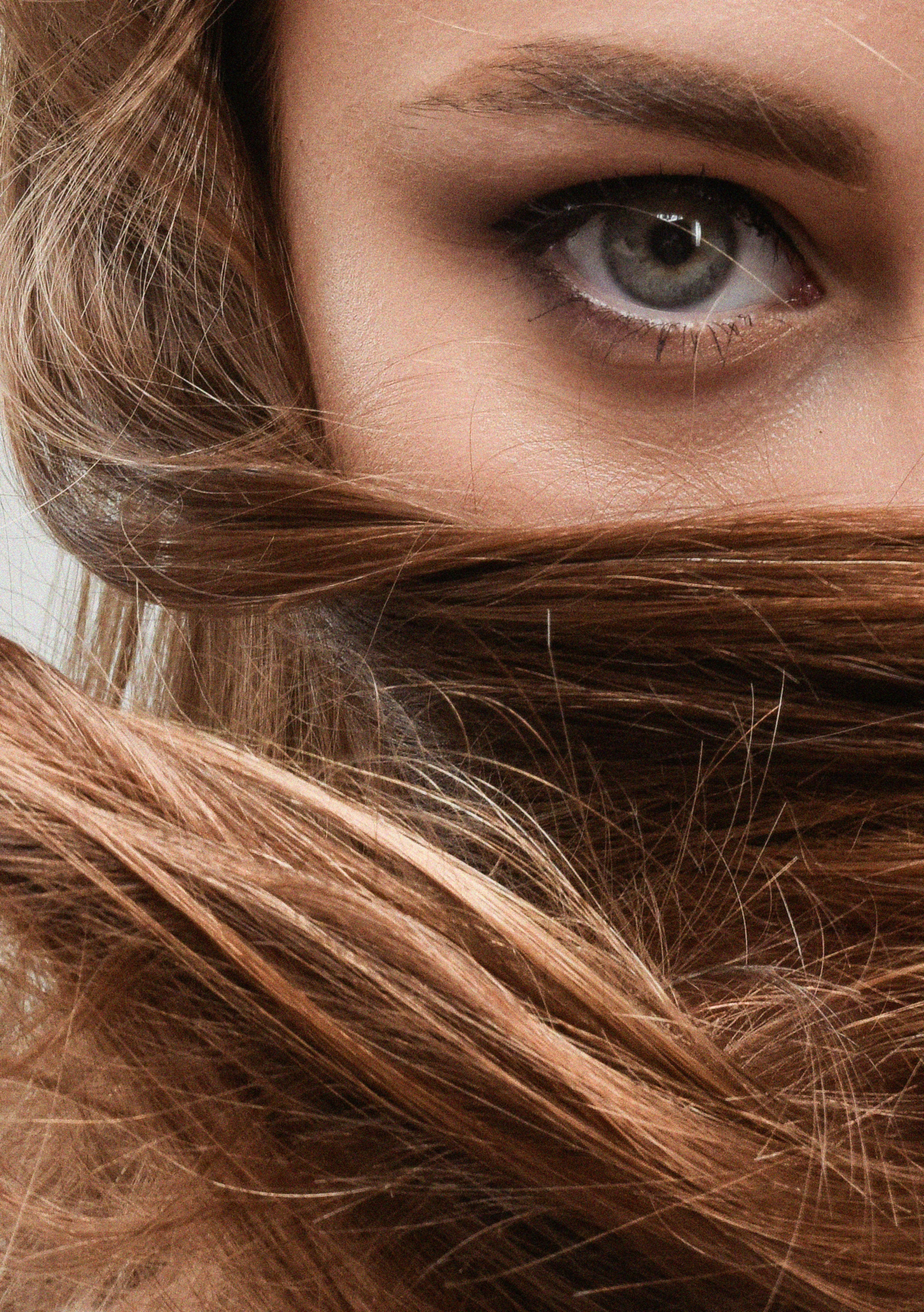 Un gros plan du visage d�??une femme avec ses cheveux soufflant dans le vent photo �?? Photo La 