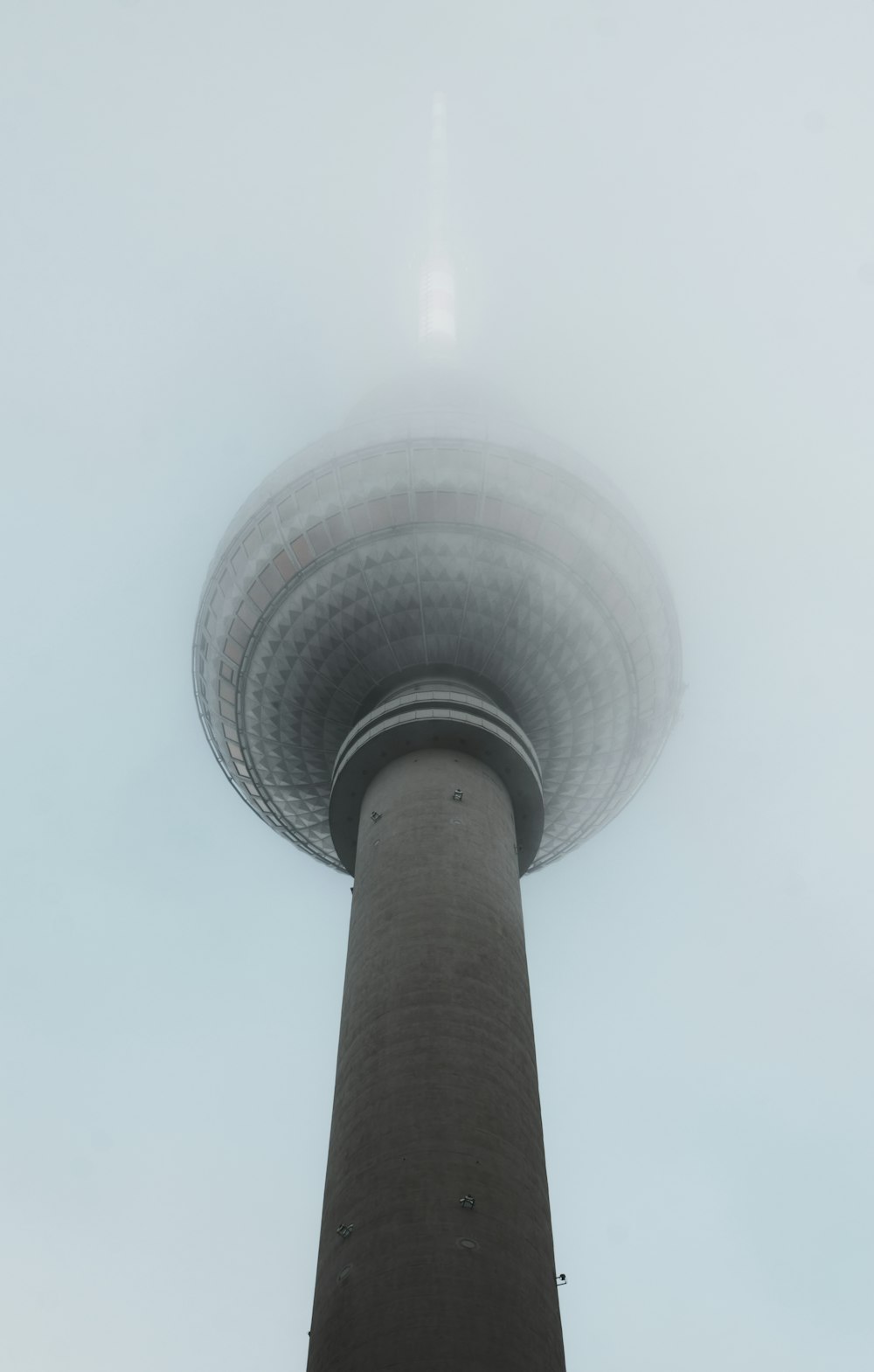 Una torre alta con un fondo de cielo