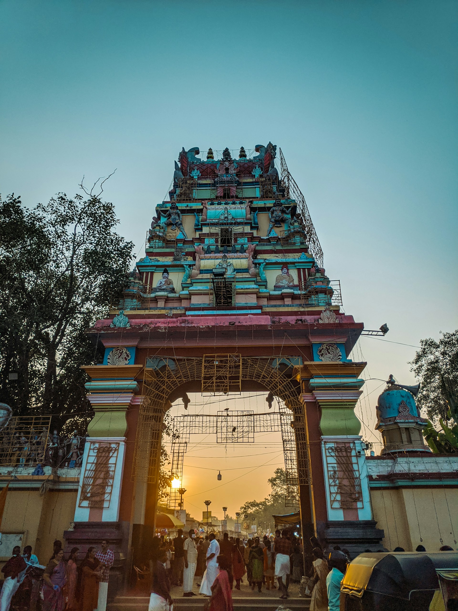 gray computer monitor