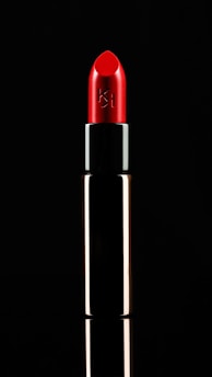 A model applying areum lipstick, highlighting the smooth texture and rich color.