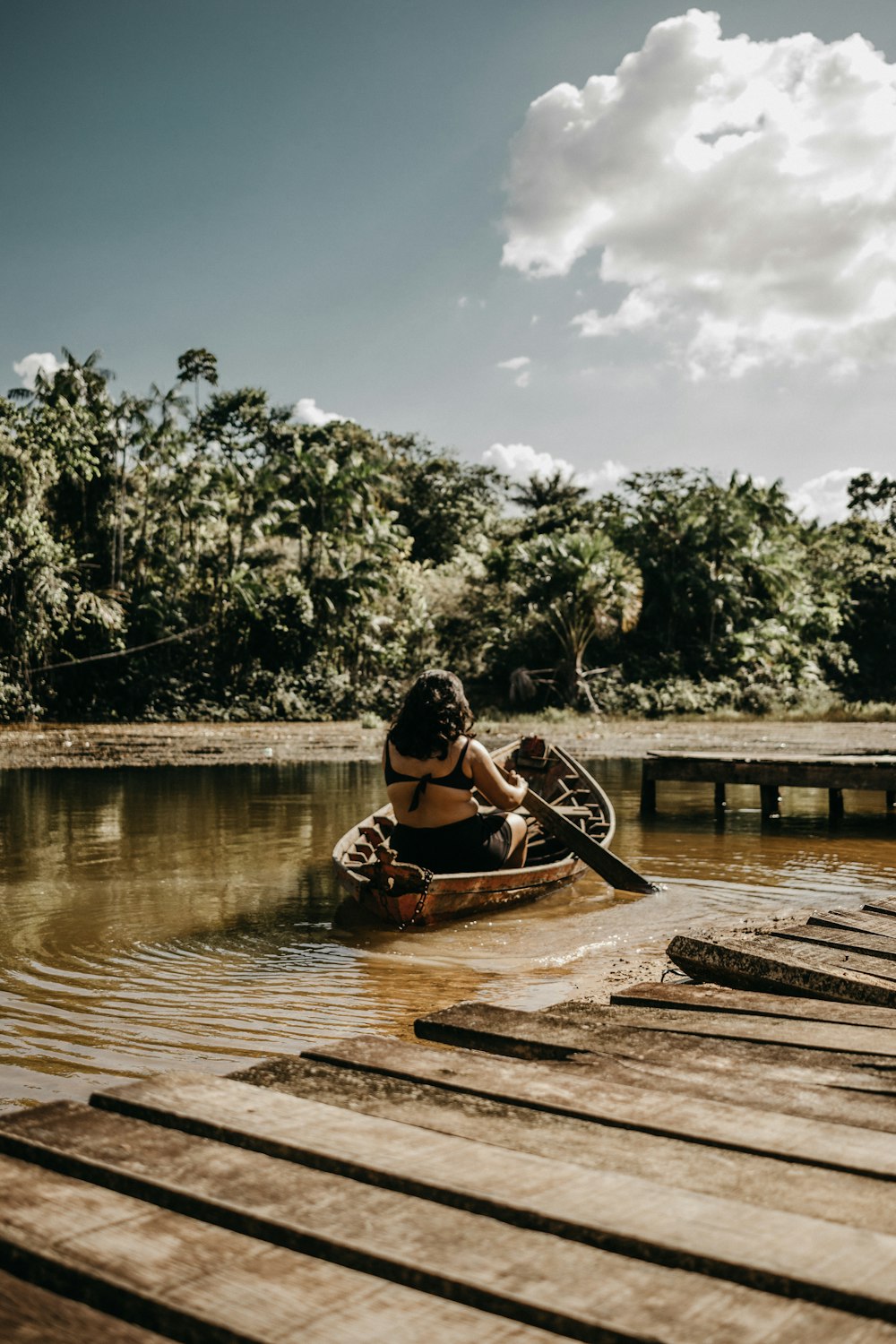 uma pessoa em um barco pequeno em um corpo de água