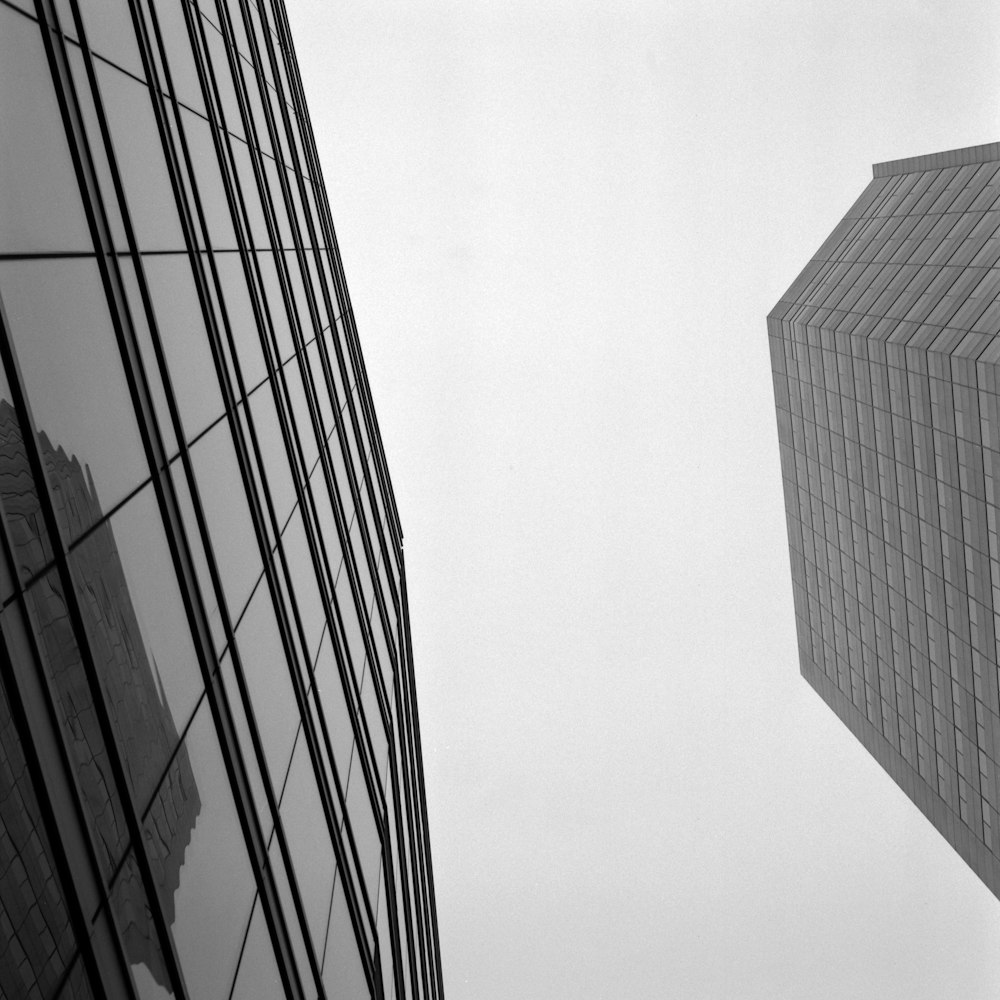 Una foto en blanco y negro de dos edificios altos