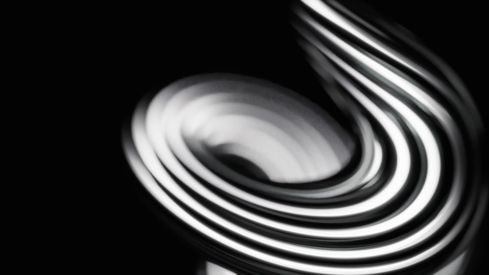 Una foto in bianco e nero di un oggetto curvo