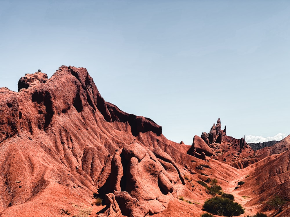 Un grupo de grandes rocas sentadas en la cima de una montaña