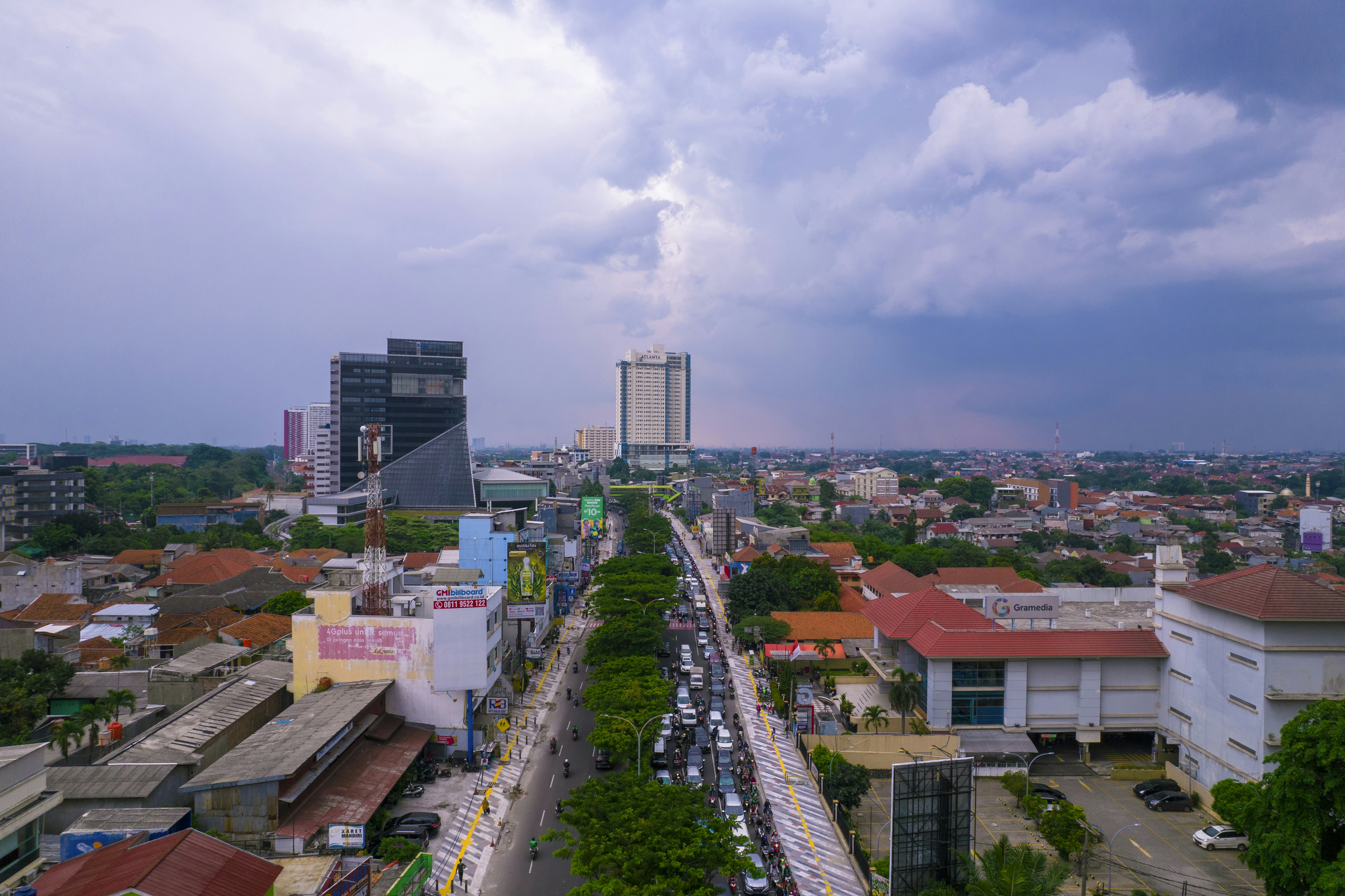 Blick auf eine Stadt von einem hohen Standpunkt aus